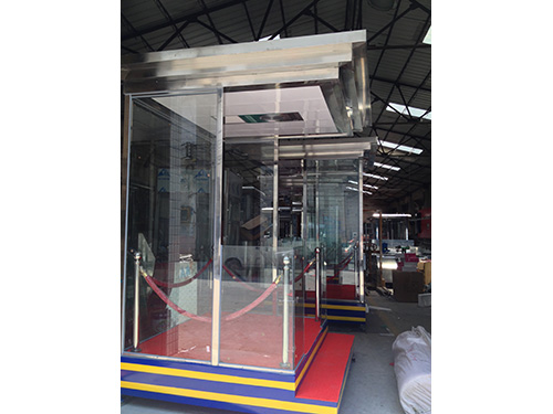 站崗崗?fù)?></div>車輛管理：通過車牌識(shí)別等技術(shù)，對(duì)進(jìn)出崗?fù)さ能囕v進(jìn)行管理和控制，核實(shí)車輛信息、準(zhǔn)許通行證等信息，以確保車輛的合法性和安全性，避免非法車輛和危險(xiǎn)車輛進(jìn)入站崗區(qū)域。<br><br>監(jiān)視監(jiān)控：通過視頻監(jiān)控系統(tǒng)和報(bào)警設(shè)備等技術(shù)，對(duì)崗?fù)?nèi)外的情況進(jìn)行監(jiān)視和管理，及時(shí)發(fā)現(xiàn)和處理異常情況，如危險(xiǎn)品、疑似犯罪嫌疑等，以保障崗?fù)^(qū)域的安全和秩序。<br><br>崗員巡查：崗?fù)?nèi)的安保人員將根據(jù)特定的安全規(guī)范和程序，定時(shí)進(jìn)行巡查、巡視、清點(diǎn)等工作，警覺周圍環(huán)境的變化，避免發(fā)生安全事故。<br><br>站崗崗?fù)ねㄟ^高科技技術(shù)和嚴(yán)謹(jǐn)?shù)墓芾矸椒ǎ軌驅(qū)復(fù)^(qū)域進(jìn)行有效的監(jiān)控和管理，不僅保障了安全和秩序，而且提升了管理效率和質(zhì)量，滿足了各種實(shí)際需求。<br><br><br><br>
	</div>

    <div style=