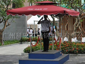 警務(wù)崗?fù)?></div>　　警崗的防腐效果對(duì)警崗有重要影響，近年來，鍍鋅鋼警崗是現(xiàn)代彩鋼警崗的新趨勢，這是因?yàn)檫@種材料的鋼件具有很好的防腐蝕性能，可以從以下幾點(diǎn)來判斷鍍鋅鋼警崗的防腐蝕效果：<br><br>　　1.適用于警柱外皮的鍍鋅鋼板，彩色鋼板厚度不小于1.0mm，在收費(fèi)亭外表面使用彩色鋼板時(shí)，鋼板基板的鍍鋅量不應(yīng)小于275g/，中性鹽霧時(shí)間不應(yīng)小于1000h。<br><br>　　2，除鋼亭的外皮其他鐵，收費(fèi)亭應(yīng)該用于熱浸涂覆方法泄漏鍍鋅保護(hù)處理質(zhì)量鋅涂層應(yīng)符合要求GB/T18226-2000表1中，中性鹽霧電阻不小于200H以下。<br><br>　　3.鋼結(jié)構(gòu)警柱外表面涂敷鍍鋅薄鋼板時(shí)，應(yīng)采用噴涂或噴漆的方法對(duì)其表層進(jìn)行防護(hù)，鍍鋅層和鍍層防腐涂層的厚度和質(zhì)量應(yīng)符合GB/T18226-2000表3的要求，耐中性鹽霧的時(shí)間不得少于200小時(shí)。<br><br>　　崗?fù)さ娜粘１ｐB(yǎng)如何定期進(jìn)行，崗?fù)さ娜粘１Ｗo(hù)需由專職人員定期進(jìn)行對(duì)其進(jìn)行保護(hù)與整潔，能增長崗?fù)さ陌踩褂脮r(shí)間期限。<br><br>　　1，準(zhǔn)備清潔抹布，膠桶(盛水用)，玻璃刷，雞毛撣，垃圾鏟，拖把桶，等工具，還有洗衣粉。<br><br>　　2，目檢無浮灰，無油污，無香煙頭，無堆物，門窗戶通透就可以。<br><br>　　3，用雞毛毯子拂去墻面上的浮灰和蜘蛛絲，再拂去桌椅板凳上的浮灰。<br><br>　　4，如遇油污時(shí)，倒一些洗衣粉用清潔抹布擦拭。<br><br>　　5，按照由上而下，由里到外的流程對(duì)其進(jìn)行整潔崗?fù)ぁ?br><br>
	</div>

    <div style=