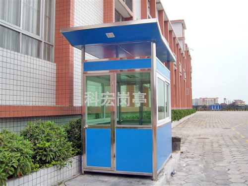 工地崗?fù)?></div>會(huì)有很多廠家在對外宣傳的時(shí)候，說自己內(nèi)墻地板用的是價(jià)格相對較高的細(xì)木工板，借此來托高自己產(chǎn)品品質(zhì)在消費(fèi)者心中的形象工程，好打消消費(fèi)者還價(jià)的念頭。然而事實(shí)真的是細(xì)木工板要比硅酸鈣板更適合做墻面底板。<br><br>2.認(rèn)為工地崗?fù)さ暮附拥脑矫茉胶?br><br>工地崗?fù)そY(jié)構(gòu)的主要原材料為鍍鋅方管(表面鋅鍍層的鐵管)，焊接過程中由于高溫的原因，焊接處的母材表面起保護(hù)作用的氧化鍍層會(huì)遭到破壞，從而大大降低焊接處的防銹功能;<br><br>焊接材料中含有其他雜質(zhì)，焊接處容易附著空氣中水蒸氣，在水溶液的作用下會(huì)形成原電池反應(yīng)，導(dǎo)致腐銹速度加快;再者，過于密集的焊接會(huì)破壞型材固有的結(jié)構(gòu)力學(xué)，削弱了型材固有承載負(fù)荷。<br><br>3.誤解中空墻體是偷工減料<br><br>很多消費(fèi)者會(huì)因?yàn)閸復(fù)さ闹锌諌w而擔(dān)心墻體不夠結(jié)實(shí)，誤解崗?fù)S家采用中控墻體是偷工減料。<br><br>4.趕貨期，忽視品質(zhì)<br><br>很多時(shí)候，在訂購崗?fù)r(shí)，常常對制作時(shí)間規(guī)劃不周等諸多原因，常常會(huì)崗?fù)S家縮短生產(chǎn)工期。其實(shí)在崗?fù)どa(chǎn)的整個(gè)過程，費(fèi)工時(shí)是崗?fù)さ拇蚰スば?，而恰恰這道工序的靈活程度很大關(guān)鍵。<br><br>有些廠家為縮短工時(shí)會(huì)選擇機(jī)器打磨，好處是大大提高了工作效率;缺點(diǎn)是機(jī)器打磨難以控制，很多時(shí)候會(huì)把表層的鍍鋅層磨掉，這樣的崗?fù)ぞ蜔o異于普通的鐵皮屋。<br><br>
	</div>

    <div style=