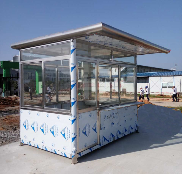 不銹鋼崗?fù)?></div>它是維護社會場所基本的設(shè)施，不僅承擔(dān)公共場所的維護，而且是一種方便nai用的設(shè)備，大大降低了勞動力，也提高了工作效率。<br><br>特別是在多雨的夏天，不銹鋼崗?fù)と菀滓驗殚L時間潮濕而生銹，因為購買的不銹鋼存在質(zhì)量問題，而不是優(yōu)良不銹鋼。讓我們來看看不銹鋼崗?fù)?yīng)該經(jīng)常保持干凈光滑。<br><br>先要做好不銹鋼材料的選擇，選擇優(yōu)質(zhì)不銹鋼。如果因為不了解不銹鋼材料而選擇劣質(zhì)產(chǎn)品，后期需要特別注意。如果是在室內(nèi)，要及時用zhuan用的不銹鋼保養(yǎng)劑擦拭。<br><br>如果是在室外，需要等雨停后及時清理周末積水，對不銹鋼材料進行干燥處理，及時保養(yǎng)，保證不銹鋼材料干燥無水蒸氣。若采用優(yōu)質(zhì)不銹鋼崗?fù)?，只需在雨后及時做好周邊積水處理。<br>&nbsp;<br>1、在使用測量不銹鋼中特定元素大致含量的測量液進行測試和識別時，要求我們參考和了解國家不銹鋼標(biāo)準(zhǔn)中化學(xué)成分的規(guī)定。通過這種簡單的方法，我們可以快速識別出不銹鋼的類型。<br><br>2、它可以通過使用不銹鋼測量液來識別，這樣我們就可以很容易地識別市場上的一些欺騙行為和假冒偽劣不銹鋼的真實面貌。例如，要購買304品牌的不銹鋼，我們可以對廠家提供的“304”產(chǎn)品進行測試。<br><br>如果是真的304，我們應(yīng)該用“304”測量液或“Ni8”測量液來測試，否則就不是真的304了；如果用“低Ni”測量液進一步測試發(fā)現(xiàn)藥珠呈紫紅色，說明該產(chǎn)品是一種錳含量高的鋼，也可能是市場上耐腐蝕性低的假冒偽劣不銹鋼，也就是所謂的“200系不銹鋼”。<br><br>3、不銹鋼崗?fù)ろ敳吭O(shè)計是fang水的關(guān)鍵。眾所周知，尖頂不銹鋼崗?fù)け绕巾敳讳P鋼崗?fù)じ菀着潘敳坎灰追e水，因此可以降低漏水的概率。同樣，治安崗?fù)さ捻敳吭O(shè)計也是如此。<br><br>在多雨的南方，可以選擇由多彩瓦材質(zhì)制成的公安崗?fù)?。這種公安崗?fù)こ朔浪?、保溫、防寒外，還具有突出的性能。而且大部分彩瓦制作的公安崗?fù)ざ际羌忭斣O(shè)計。此外，鋁塑板制作的崗?fù)ひ脖容^好，有三層復(fù)合板，密度高，fang水性能好。<br><div style=