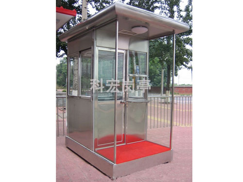 戶外崗?fù)?></div>　　焊縫中含有其它雜質(zhì)，容易附著在空氣中產(chǎn)生水蒸氣，在水溶液的作用下會形成原電池反應(yīng)，加速銹蝕，此外，焊縫太密集，會破壞型材固有的結(jié)構(gòu)力學(xué)性能，削弱其承載能力。<br><br>　　誤解空心墻就是走捷徑。<br><br>　　許多消費者會因崗?fù)た招膲w擔(dān)心墻體不夠牢固，誤解了戶外崗?fù)S家采用中控墻就是偷工減料。<br><br>　　如何提升戶外崗?fù)さ氖褂眯誓亍?br><br>　　大家也知道戶外崗?fù)さ目臻g狹小，這個時候就需要保持通風(fēng)的問題，因此做好崗?fù)さ耐达L(fēng)性才能夠保證使用人的安全性，在需要安裝崗?fù)さ膱龅兀切枰阮A(yù)留崗?fù)ぐ惭b的場地，那么著就需要按照崗?fù)さ膲w寬度來進行計算，如果沒有按照標(biāo)準(zhǔn)的尺碼進行預(yù)留或者是安裝；<br><br>　　那么會導(dǎo)致戶外崗?fù)ろ斏w無法安裝到位的情況，因為崗?fù)さ捻斏w通常要比崗?fù)w的尺寸要大，因此在預(yù)留安裝場地的時候一定要將崗?fù)ろ斏w的寬度計算進去。<br><br>　　還有就是我要告訴大家的是，崗?fù)さ陌踩@是我們每一個人都必須要考慮的，不管是深圳崗?fù)S家還是購買者或者是使用者都必須要個考慮崗?fù)さ陌踩鋵嵰氚踩淖龊眠€得從首要的抓起。<br><br>　　這樣才能夠保證到崗?fù)ぴ诎惭b之后的使用中有著安全的保障，小編表示崗?fù)み@是一種戶外的活動建筑，對安裝場地也是有著一定的要求，如果安裝場地不合適，那么這會影響崗?fù)さ氖褂谩?br><div style=