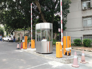 值班崗?fù)?></div>使用值班崗?fù)r，需要注意以下事項：<br><br>保持崗?fù)?nèi)部的清潔和衛(wèi)生，定期進行清理和消毒，避免垃圾和雜物的堆積。<br><br>定期檢查崗?fù)さ脑O(shè)施和設(shè)備，確保其正常運行和使用安全，如有故障及時維修或更換。<br><br>合理安排值班人員的工作時間和休息時間，避免疲勞駕駛和長時間連續(xù)工作。<br><br>加強值班人員的培訓(xùn)和管理，提高其安全意識和責任心，確保值班工作的順利進行。<br><br>在遇到惡劣天氣或突發(fā)事件時，及時采取措施保障值班人員的安全和健康。<br><br>總之，使用值班崗?fù)ば枰⒁獍踩⑿l(wèi)生、設(shè)施維護等方面的事項，確保值班工作的順利進行和值班人員的安全健康。<br>
	</div>

    <div style=