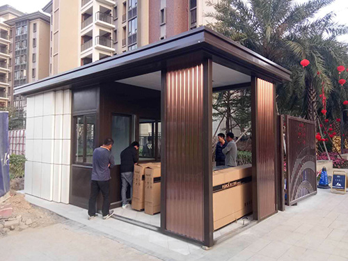 集裝箱崗?fù)?></div>結(jié)構(gòu)牢固：集裝箱材料具有較高的強(qiáng)度和耐腐蝕性，能夠保證崗?fù)さ氖褂脡勖桶踩浴?br><br>靈活性高：集裝箱崗?fù)た梢愿鶕?jù)需要進(jìn)行改造和擴(kuò)展，適應(yīng)不同的使用需求。<br><br>環(huán)保節(jié)能：集裝箱崗?fù)げ捎每苫厥詹牧现谱?，具有較好的環(huán)保性能。<br><br>在使用集裝箱崗?fù)r(shí)，需要注意以下事項(xiàng)：<br><br>合理規(guī)劃空間布局，確保使用舒適度和安全性。<br><br>根據(jù)需要進(jìn)行保溫、隔熱、防水等處理，確保崗?fù)さ氖孢m度和使用壽命。<br><br>定期進(jìn)行維護(hù)和保養(yǎng)，保證崗?fù)さ恼Ｊ褂谩?br><br>總之，集裝箱崗?fù)な且环N經(jīng)濟(jì)、實(shí)用、可移動(dòng)的辦公和安保設(shè)施，能夠?yàn)楦鞣N場合提供便利和舒適的工作環(huán)境。<br><div style=