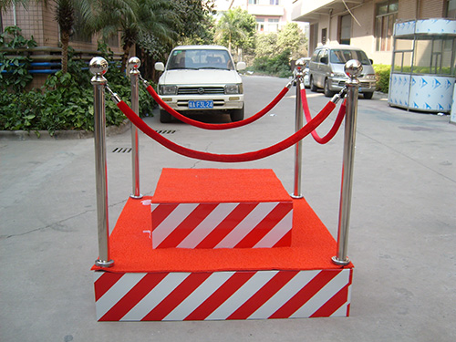 站臺(tái)崗?fù)?></div>材質(zhì)：崗?fù)さ牟馁|(zhì)應(yīng)該具有耐用、防腐、防銹等特性，以適應(yīng)不同的環(huán)境和使用需求。常見的材質(zhì)包括不銹鋼、鋁合金、玻璃鋼等。<br>設(shè)計(jì)：崗?fù)さ脑O(shè)計(jì)應(yīng)該合理，符合人體工程學(xué)原理，同時(shí)考慮到安全性、舒適性等因素。例如，崗?fù)さ拇笮?yīng)該適中，既能夠滿足工作人員的工作需求，又不會(huì)占用太多的站臺(tái)空間。<br>基礎(chǔ)設(shè)施：崗?fù)?nèi)應(yīng)該配備必要的基礎(chǔ)設(shè)施，如電力、通訊、空調(diào)等，以滿足工作人員的工作需求。<br>售后服務(wù)：選擇有完善售后服務(wù)的崗?fù)S家，以便在后續(xù)的維護(hù)和修改等方面得到保障。<br>綜上所述，在選擇站臺(tái)崗?fù)r(shí)，需要根據(jù)實(shí)際需求和情況來(lái)選擇合適的材質(zhì)、設(shè)計(jì)、基礎(chǔ)設(shè)施和售后服務(wù)等方面，以確保崗?fù)さ馁|(zhì)量和使用效果。<br><div style=