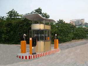 學(xué)校治安崗?fù)?></div>設(shè)計：學(xué)校治安崗?fù)さ脑O(shè)計通常會考慮到實(shí)用性和安全性。一般采用堅固的材料建造，如鋼筋混凝土或鋼材，以抵抗惡劣天氣和潛在的安全威脅。同時，崗?fù)?nèi)部會配備相應(yīng)的安保設(shè)備，如監(jiān)控攝像頭、報警器、消防器材等。<br><br>運(yùn)營：學(xué)校治安崗?fù)さ倪\(yùn)營通常與學(xué)校的安保部門或校外安保公司合作。安保人員會定期接受培訓(xùn)，以提高他們的安全意識和應(yīng)對突發(fā)事件的能力。同時，崗?fù)c學(xué)校的其他部門保持緊密溝通，及時了解和應(yīng)對校園內(nèi)的安全情況。<br><div style=