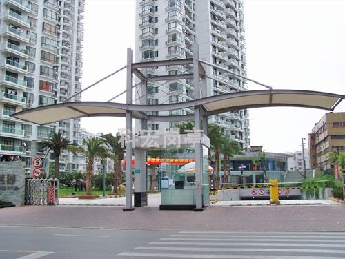 入口崗?fù)?></div>入口崗?fù)さ奶攸c包括：<br><br>1、定制化設(shè)計：入口崗?fù)た梢愿鶕?jù)不同的需求和場景進行定制化設(shè)計，如尺寸、材質(zhì)、顏色等。<br><br>2、結(jié)構(gòu)穩(wěn)定：入口崗?fù)げ捎脙?yōu)質(zhì)的材料和結(jié)構(gòu)，能夠承受較大的壓力和沖擊力，保持穩(wěn)定。<br><br>3、通風(fēng)和保暖：入口崗?fù)ねǔＥ鋫溆型L(fēng)和保暖設(shè)備，以保證內(nèi)部空氣流通和溫度適宜。<br><br>4、多種功能：入口崗?fù)た梢耘鋫涠喾N功能，如監(jiān)控、報警、通訊等，以滿足不同的需求。<br><br>5、外觀美觀：入口崗?fù)ね庥^美觀，能夠與周圍環(huán)境相協(xié)調(diào)，提升整體形象。<br>
	</div>

    <div style=