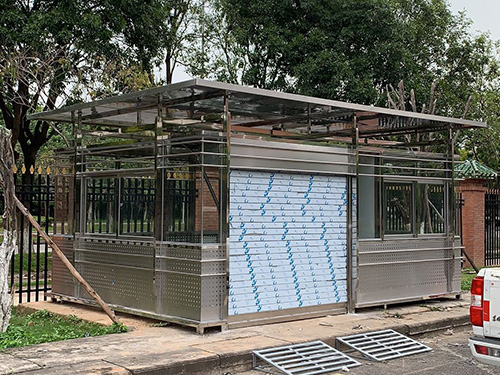 崗?fù)ぜ庸?></div>2、加工工藝與精度：<br>嚴(yán)格按照加工工藝進(jìn)行，確保每個(gè)步驟都符合規(guī)范要求，避免誤差和偏差。<br>對(duì)于切割、折彎、焊接等關(guān)鍵環(huán)節(jié)，要特別注意精度控制，確保零件尺寸和形狀符合設(shè)計(jì)要求。<br><br>3、焊接與防腐處理：<br>焊接是崗?fù)ぜ庸ぶ械闹匾h(huán)節(jié)，要確保焊縫平整、無(wú)裂紋、無(wú)氣孔，焊接強(qiáng)度符合要求。<br>焊接完成后要進(jìn)行防腐處理，如噴涂防銹漆等，以提高崗?fù)さ哪陀眯院褪褂脡勖?br><br>4、組裝與調(diào)試：<br>組裝過(guò)程中要確保每個(gè)零件的位置和連接方式正確無(wú)誤，保證崗?fù)そY(jié)構(gòu)的穩(wěn)定性和牢固性。<br>調(diào)試時(shí)要檢查崗?fù)さ母黜?xiàng)功能是否正常，如門窗開(kāi)關(guān)、照明系統(tǒng)、通訊設(shè)備等。<br><br>5、細(xì)節(jié)處理：<br>注意崗?fù)さ姆浪阅?，確保屋頂、墻壁等部位無(wú)滲漏現(xiàn)象。<br>布線要美觀、整齊，避免雜亂無(wú)章，影響使用和美觀度。<br>考慮崗?fù)さ陌踩阅?，如安裝防盜鎖、報(bào)警器等安全設(shè)施。<br><br>6、環(huán)保與安全：<br>嚴(yán)格遵守生產(chǎn)安全和環(huán)保規(guī)定，確保加工過(guò)程中不對(duì)人員和環(huán)境造成危害。<br>對(duì)生產(chǎn)場(chǎng)地和周圍環(huán)境進(jìn)行檢查，保持整潔、干凈，防止雜物和垃圾影響加工質(zhì)量和安全。<br><div style=