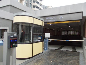 入口崗?fù)?></div>入口崗?fù)さ牟馁|(zhì)選擇直接影響其耐用性、美觀性與成本：<br>不銹鋼材質(zhì)：<br>優(yōu)勢：耐腐蝕性強(qiáng)，適用于潮濕或多雨環(huán)境；表面光滑易清潔，維護(hù)成本低；金屬質(zhì)感賦予現(xiàn)代簡約外觀，可與多種建筑風(fēng)格融合。<br>應(yīng)用場景：高端住宅小區(qū)、商業(yè)廣場、工廠企業(yè)等對形象與耐用性要求較高的場所。<br>鍍鋅板材質(zhì)：<br>優(yōu)勢：成本較低，通過鍍鋅工藝提升防銹性能；可加工性強(qiáng)，支持復(fù)雜造型設(shè)計(jì)。<br>應(yīng)用場景：臨時活動崗?fù)?、預(yù)算有限的公共場所等。<br>彩鋼板材質(zhì)：<br>優(yōu)勢：色彩豐富，可定制外觀；重量輕，便于移動與安裝。<br>應(yīng)用場景：需要快速部署的展會、施工場地等。<br>結(jié)構(gòu)組成：<br>主框架：采用不銹鋼鋼管或鍍鋅方管，確保整體穩(wěn)定性。<br>外頂：鍍鋅板折邊密封，設(shè)計(jì)坡度利于排水，部分配置隔熱板降低室內(nèi)溫度。<br>門窗：不銹鋼型材搭配中空玻璃，透光性好且密封性強(qiáng)；門框采用液壓無框地彈簧或不銹鋼移門，開啟便捷。<br>墻體：外封板為不銹鋼亞光板，耐磨抗腐蝕；內(nèi)封板可選米黃色彩鋼板，營造溫馨氛圍；部分填充保溫材料，提升隔熱性能。<br>內(nèi)部配置：吊頂采用PVC扣板或鋁塑板，美觀耐用；電源系統(tǒng)集成節(jié)能燈、漏電保護(hù)開關(guān)、空調(diào)開關(guān)；工作臺面、插座等滿足日常辦公需求。<br><div style=